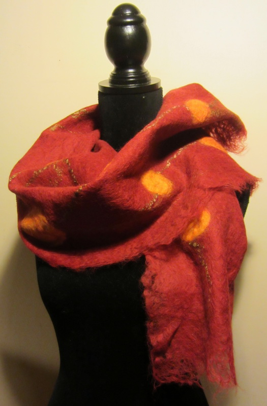 hand gevilt en hand gekleurde alpaca wol sjaal, hand spun and hand dyed felted alpaca wool scarf