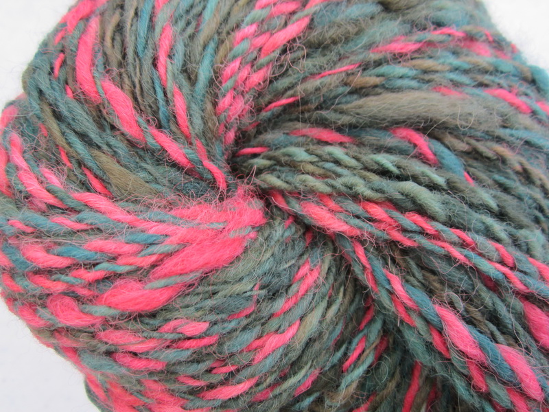 hand gesponnen en hand gekleurde alpaca wol, breiwol/ hand spun and hand dyed alpaca wool, anti allergeen