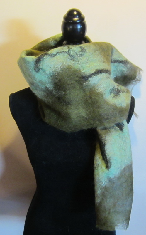 hand gevilt en hand gekleurde alpaca wol sjaal, hand spun and hand dyed felted alpaca wool scarf