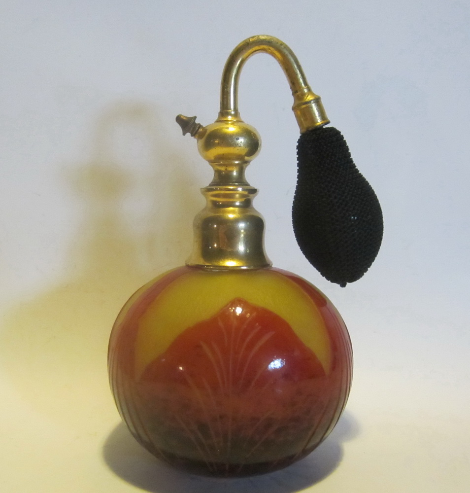 vaporizer with the tobacco leaf decor. by Charles Schneider, Le Verre Francais.