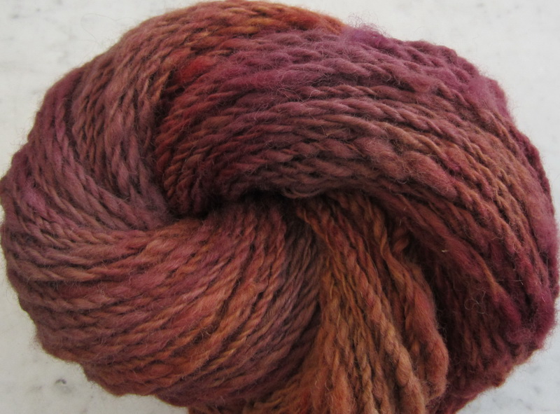 hand gesponnen en hand gekleurde alpaca wol, breiwol/ hand spun and hand dyed alpaca wool, anti allergeen