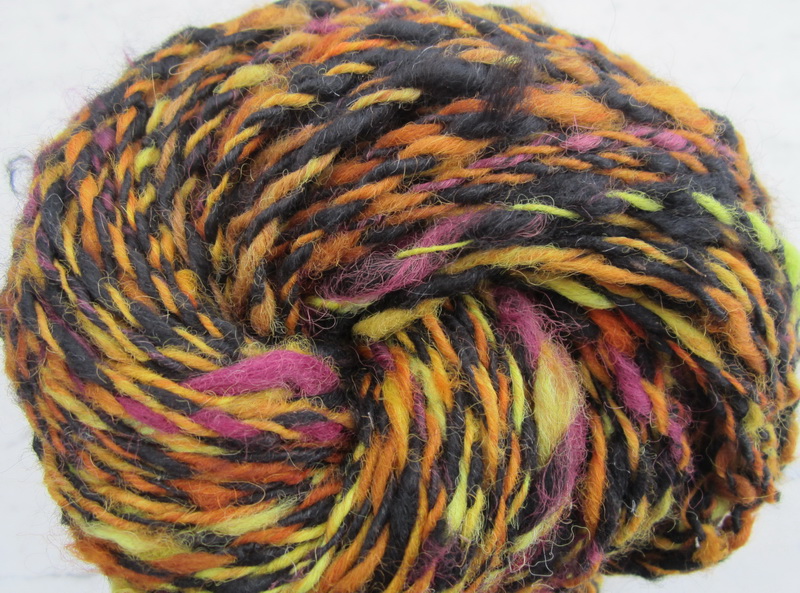 hand gesponnen en hand gekleurde alpaca wol, breiwol/ hand spun and hand dyed alpaca wool, anti allergeen