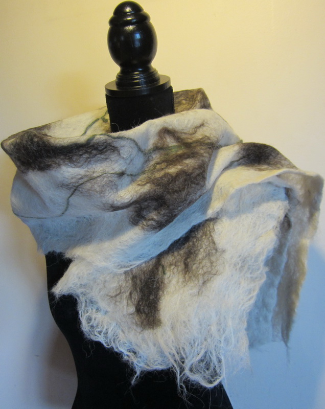 hand gevilt en hand gekleurde alpaca wol sjaal, hand spun and hand dyed felted alpaca wool scarf