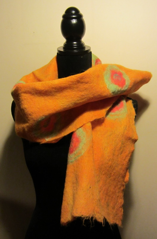 hand gevilt en hand gekleurde alpaca wol sjaal, hand spun and hand dyed felted alpaca wool scarf