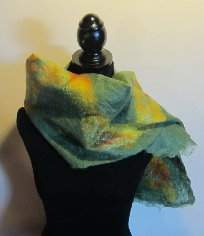 hand gevilt en hand gekleurde alpaca wol sjaal, hand spun and hand dyed felted alpaca wool scarf