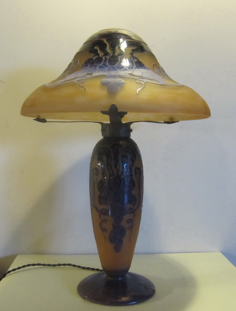 Art deco acid etched cameo glass grapes lamp by Charles Schneider, Le Verre Français, ca 1918 - 1922. H 48 cm 