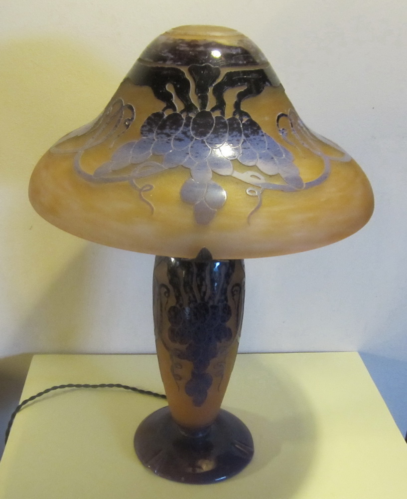 Art deco acid etched cameo glass grapes lamp by Charles Schneider, Le Verre Français, ca 1918 - 1922. H 48 cm 