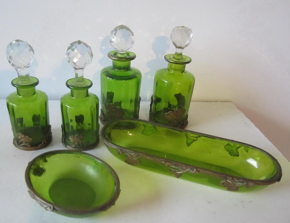 info art nouveau vanity set
