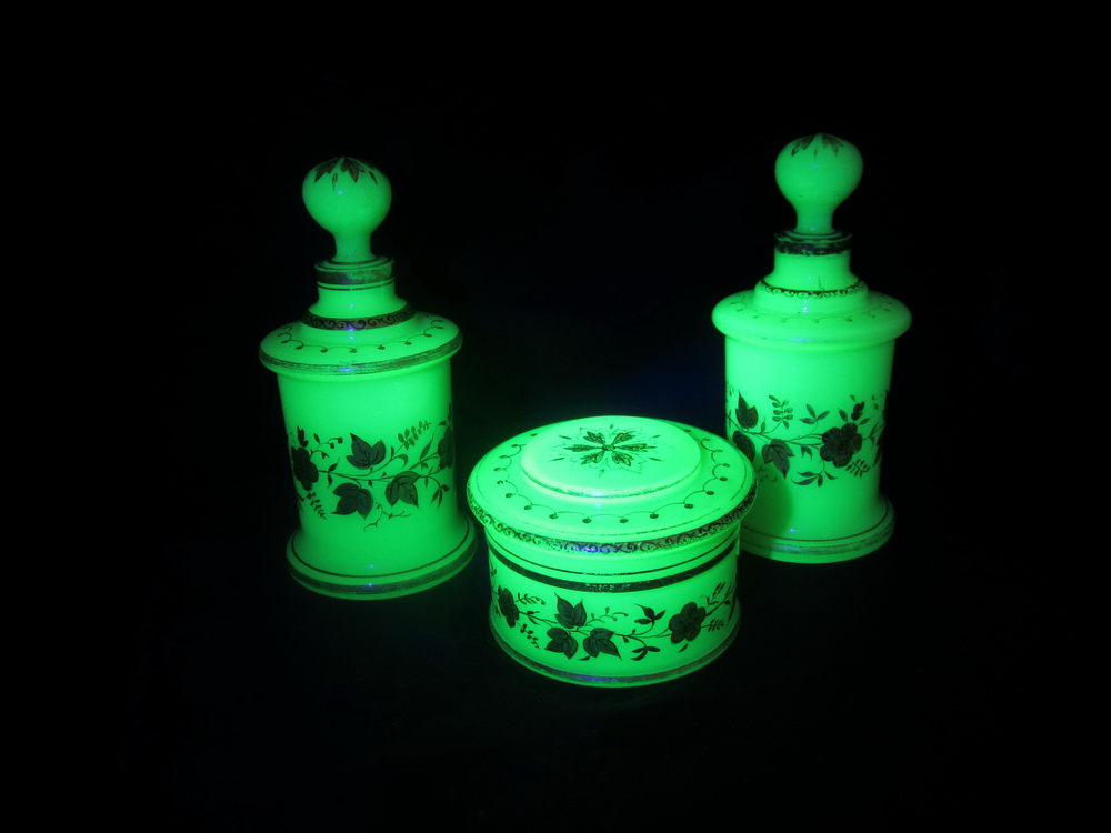 Vaseline/uranium opaline glass set, 3 pieces. Late 19tj century